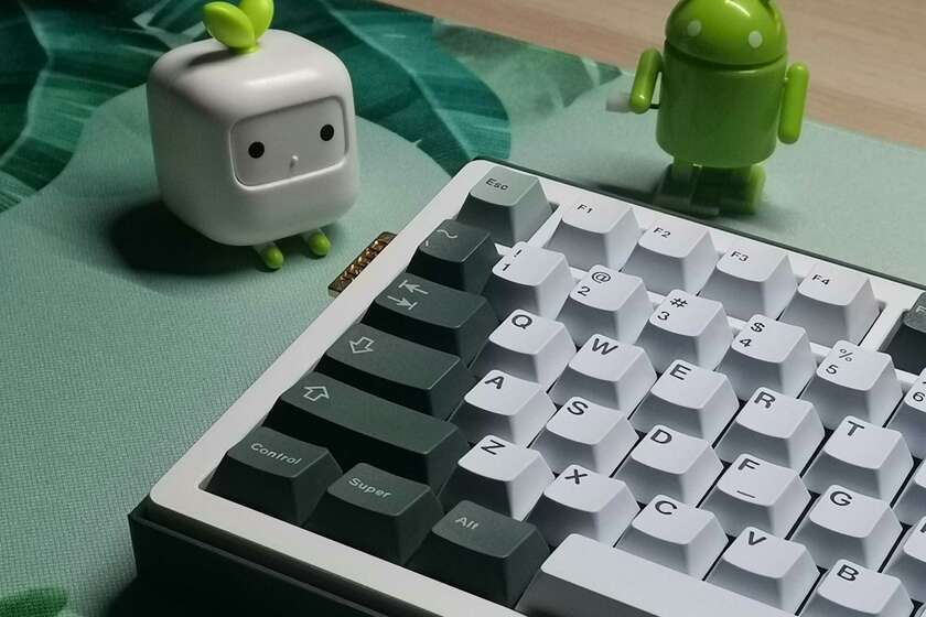 Un clavier et des figurines