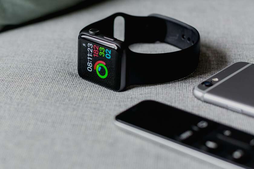 Une apple watch, une télécommande et un iphone