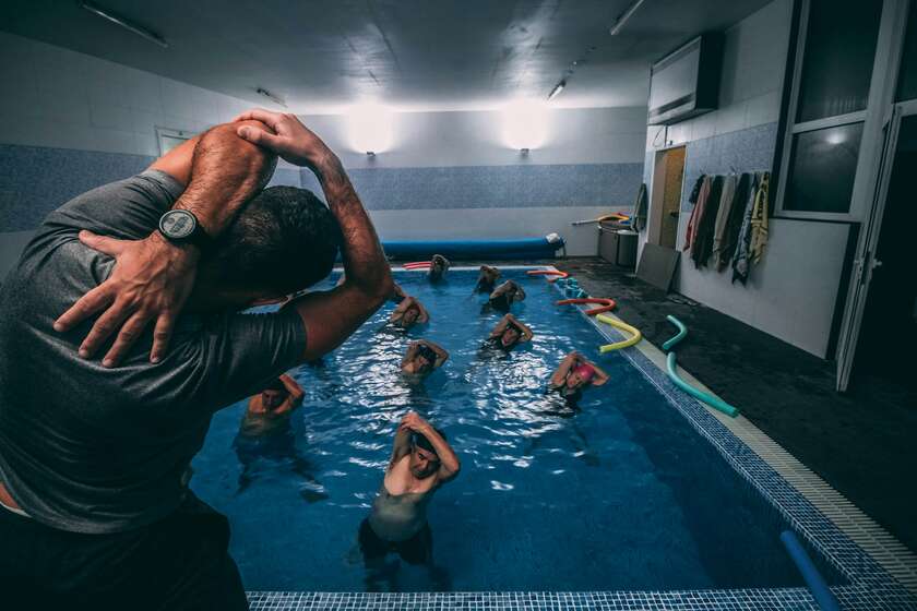 Des personnes qui font de la gym aquatique