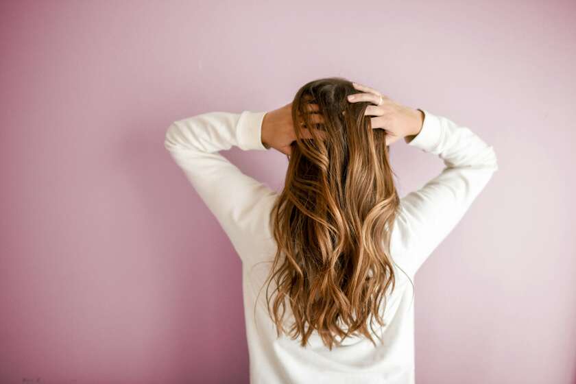 Une femme de dos avec de longs cheveux
