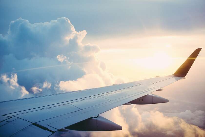 Une aile d'avion dans le ciel