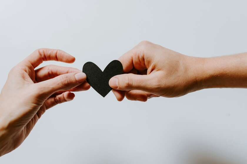 Deux mains qui tiennent un coeur
