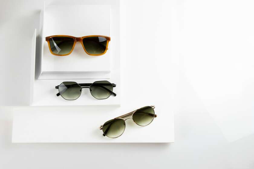 Trois paires de lunettes de soleil de différentes formes