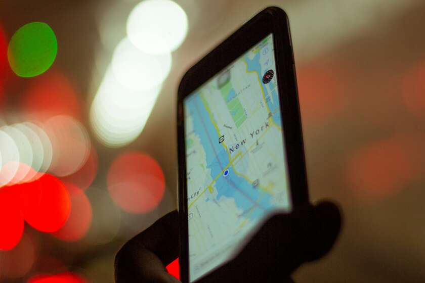 Un écran de smartphone sur une carte de New York