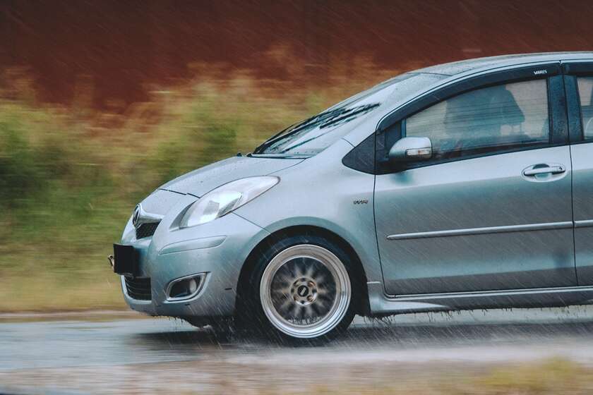 Une voiture qui roule sous la pluie