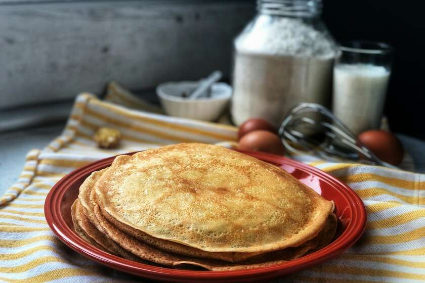 Des crêpes empilées dans une assiette