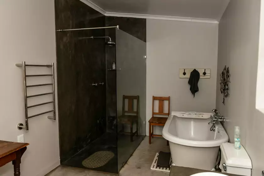 Une salle de bain avec une douche et une baignoire