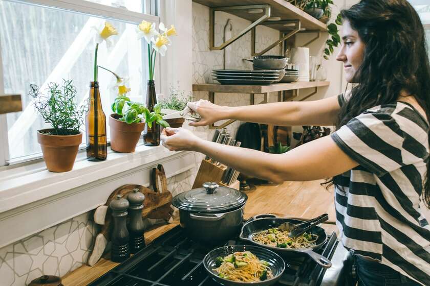 Une femme qui cuisine