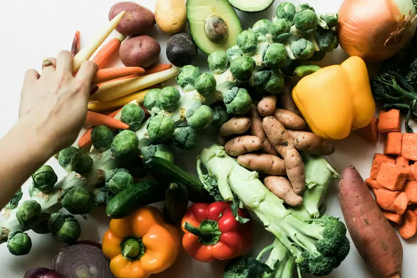 Des légumes frais sur une table