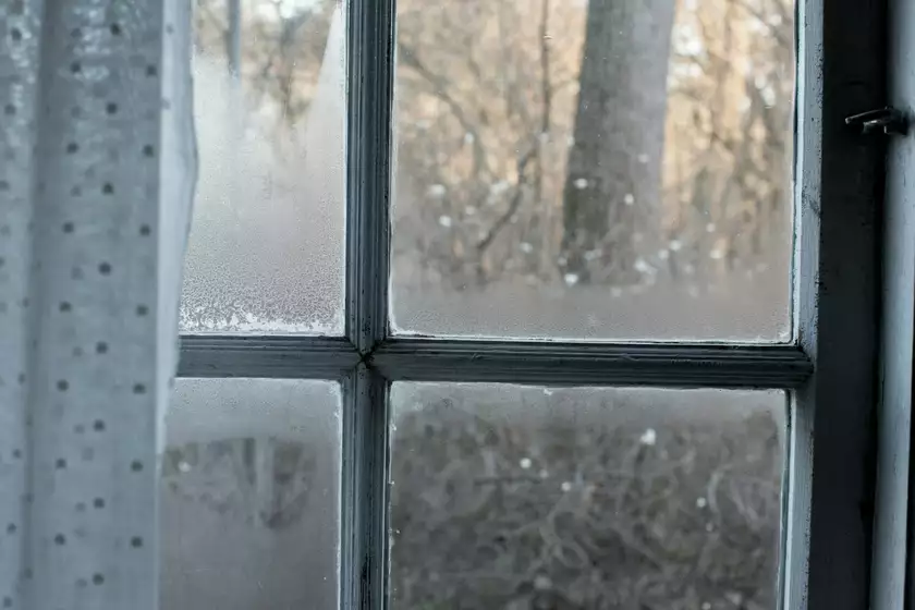 Une fenêtre avec de la condensation