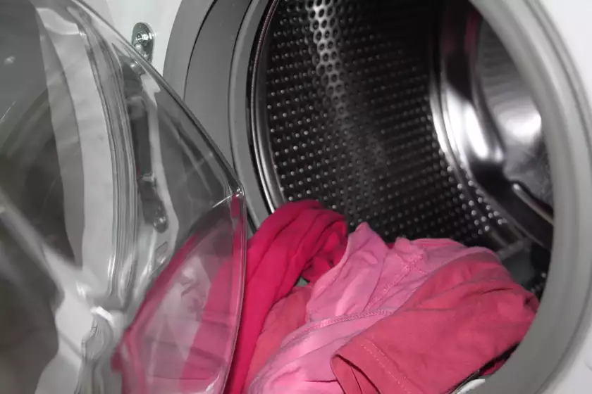 Un tambour de lave-linge ouvert