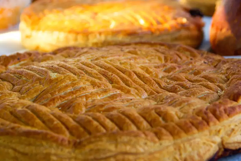 Une galette des rois posée sur une table