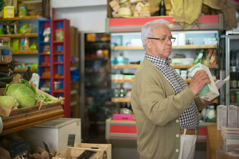 Un homme dans un rayon de supermarché