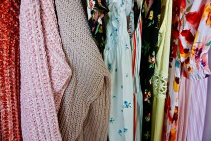 Un dressing de vêtements colorés