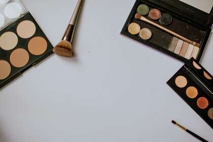 Des palettes et pinceaux de maquillage