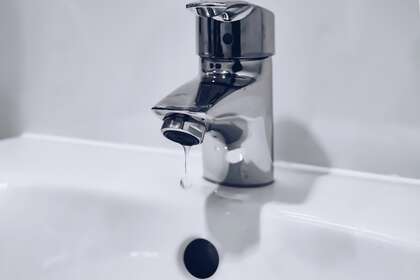 Un robinet avec une goutte d'eau qui coule