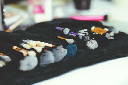 Des pinceaux de maquillage rangés dans un étui