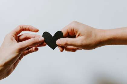 Deux mains qui tiennent un coeur