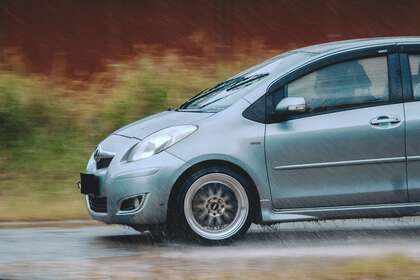 Une voiture qui roule sous la pluie