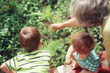 Une mamie et deux enfants de dos