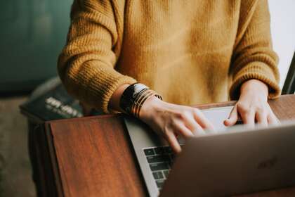 Une personne qui tape sur son clavier d'ordinateur